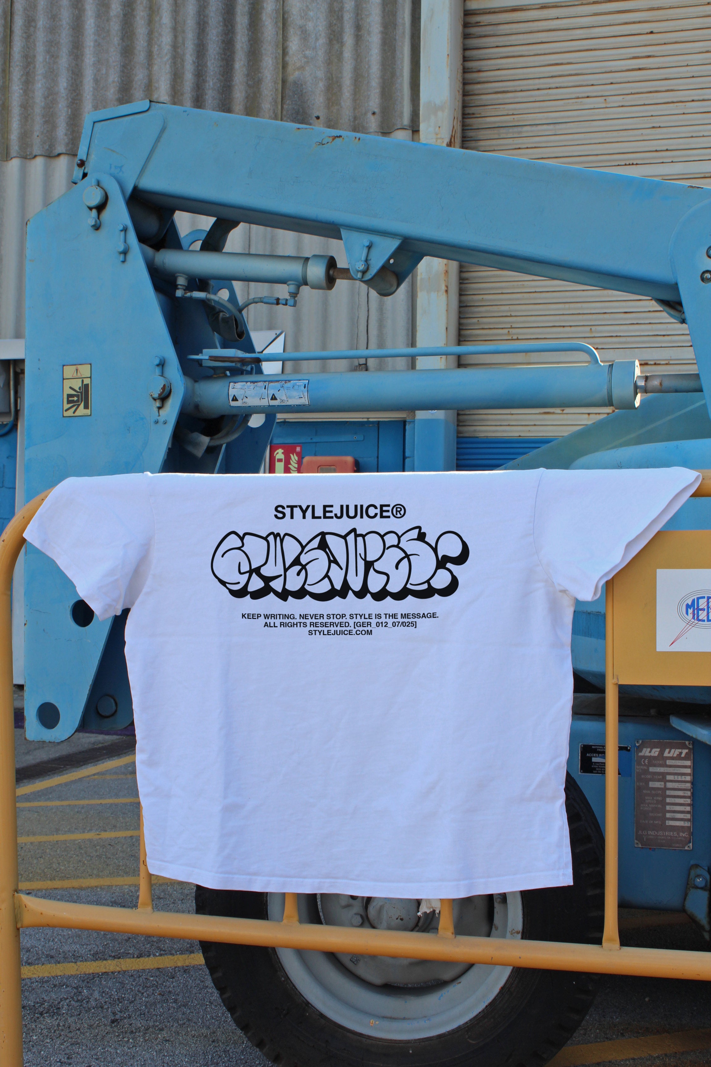 012 - throwie 01